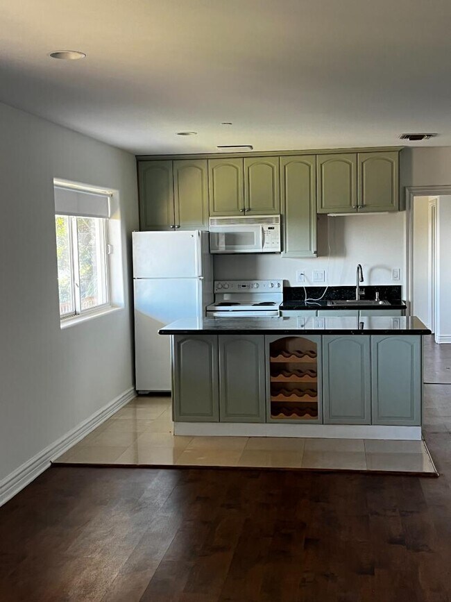 2514 Roscomare Rd in Los Angeles, CA - Building Photo - Building Photo