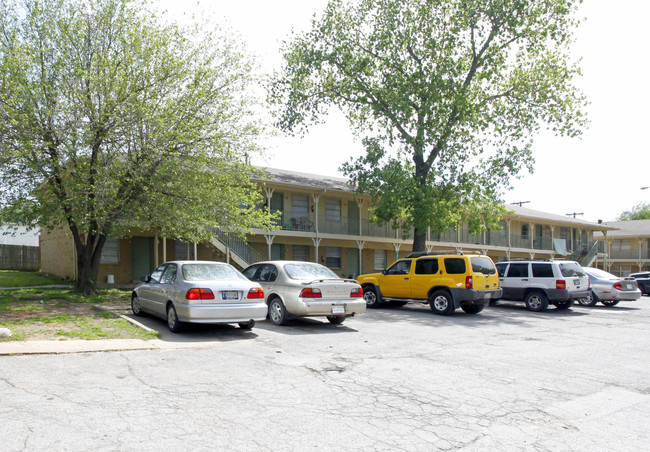 Monterey Apartments in Tulsa, OK - Building Photo - Building Photo