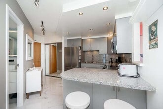 1625 Hornby St in Vancouver, BC - Building Photo - Building Photo