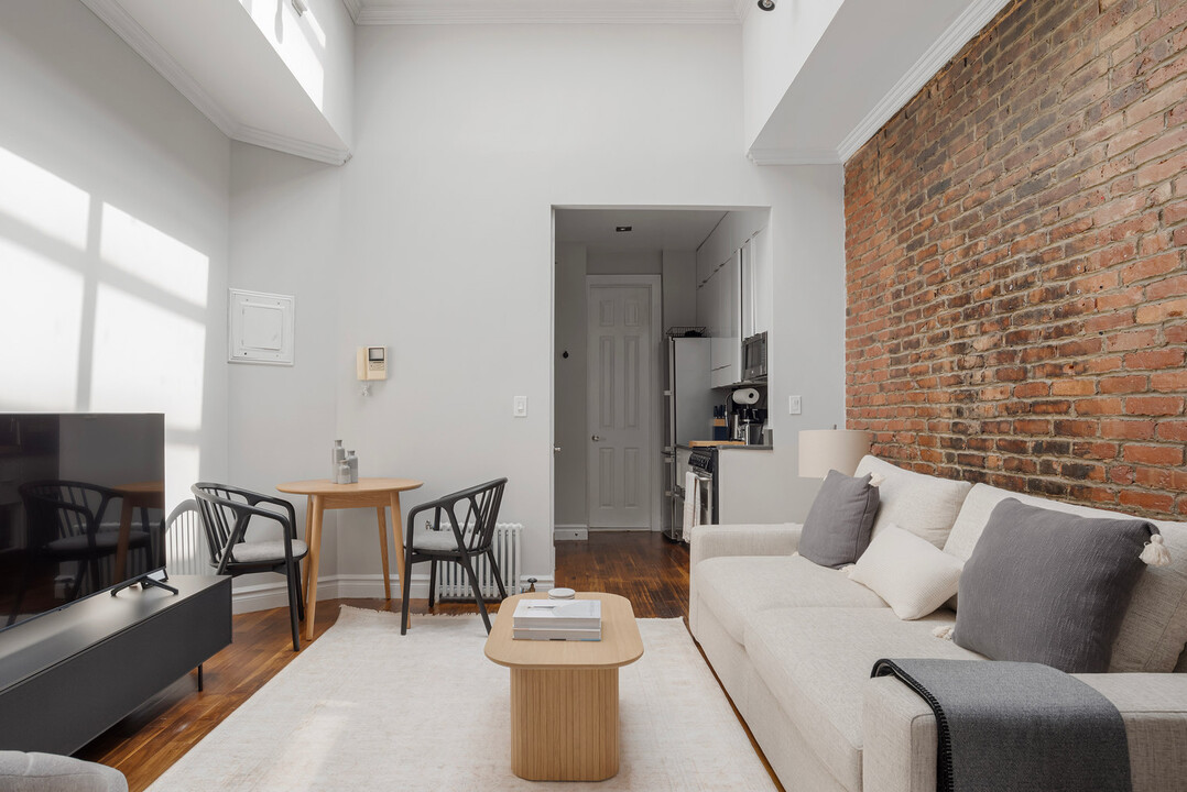 118 Christopher St, Unit FL5-ID1826 in New York, NY - Building Photo