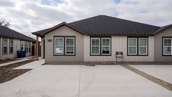 380 N Dallas St in Palmer, TX - Building Photo