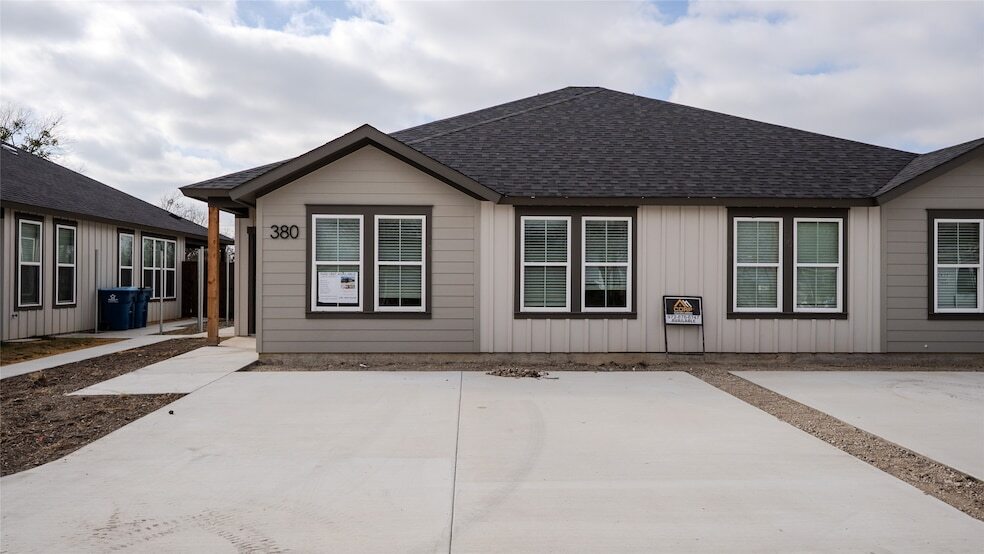 380 N Dallas St in Palmer, TX - Building Photo