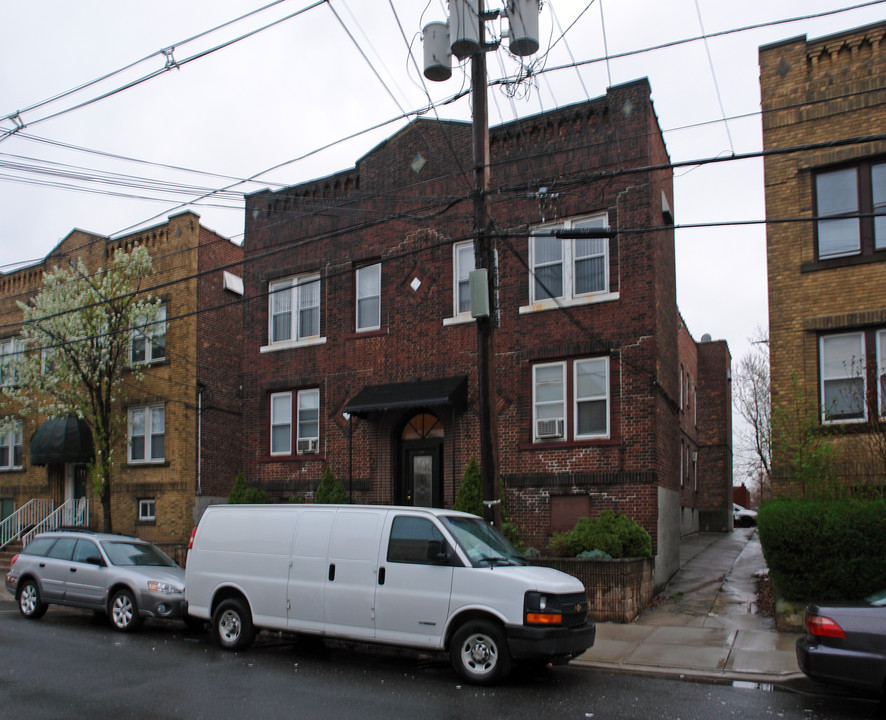 88 W 24th St in Bayonne, NJ - Building Photo