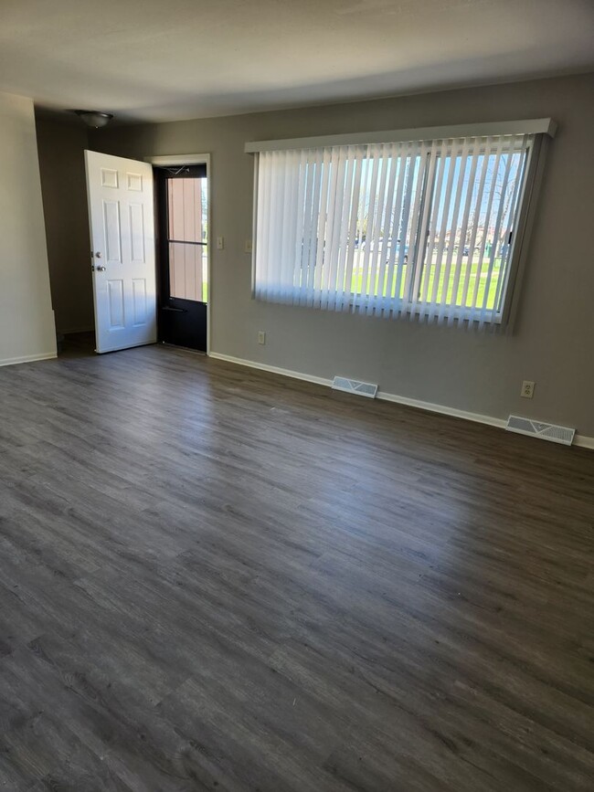 West View Townhomes in Milwaukee, WI - Building Photo - Building Photo