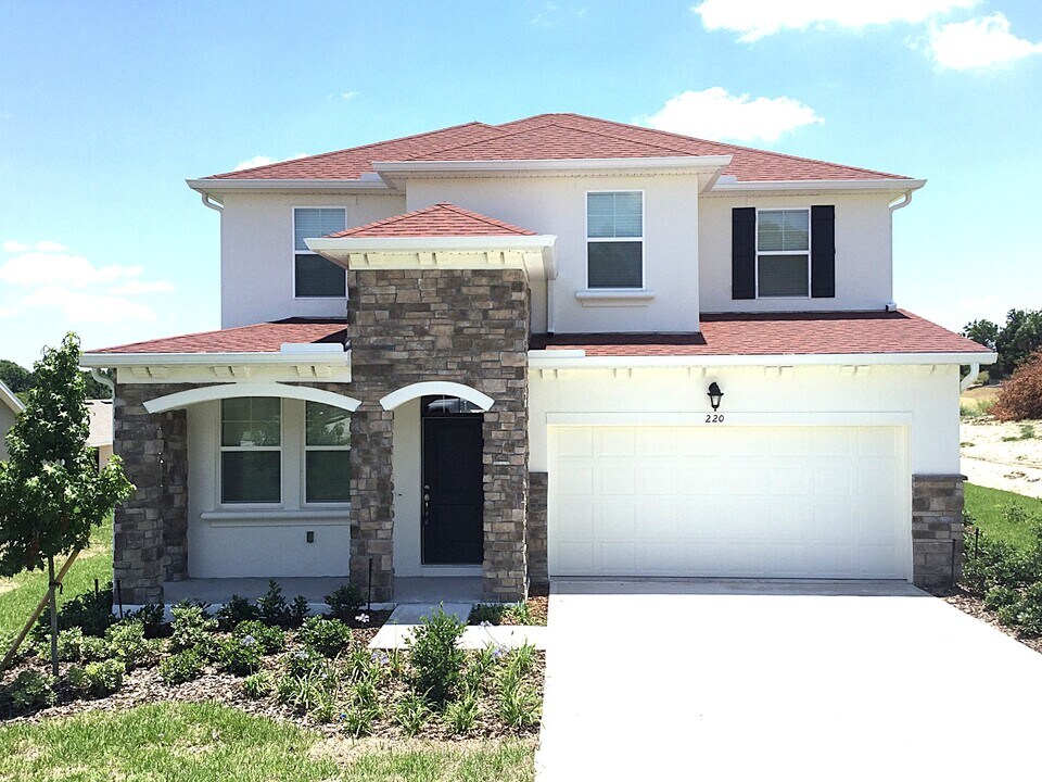 220 Crestrun Loop in Leesburg, FL - Foto de edificio