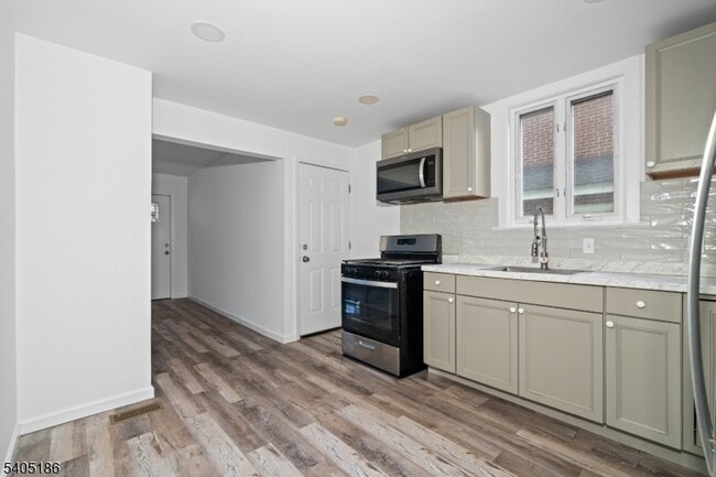 509 Centre St in Nutley, NJ - Building Photo - Building Photo