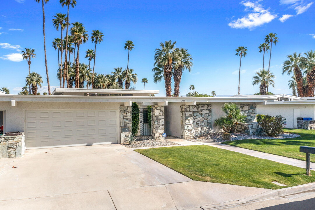 2486 Madrona Dr in Palm Springs, CA - Foto de edificio