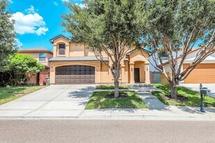 2306 Leo Reyes Ct, Unit D in Laredo, TX - Building Photo