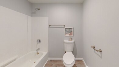 73 Barth Wy in Sanford, ME - Foto de edificio - Building Photo