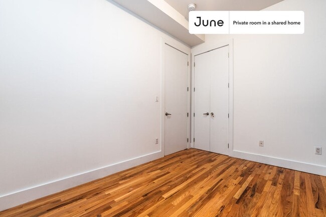 Private bedroom in 3 bed/1 bath Home in New York, NY - Building Photo - Building Photo