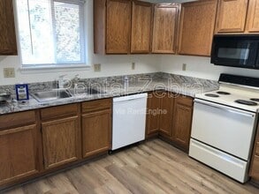 3234 SW Salmon Ave in Redmond, OR - Building Photo - Building Photo