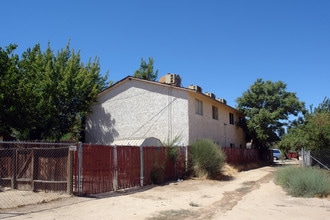 16000 Olive St in Hesperia, CA - Foto de edificio - Building Photo