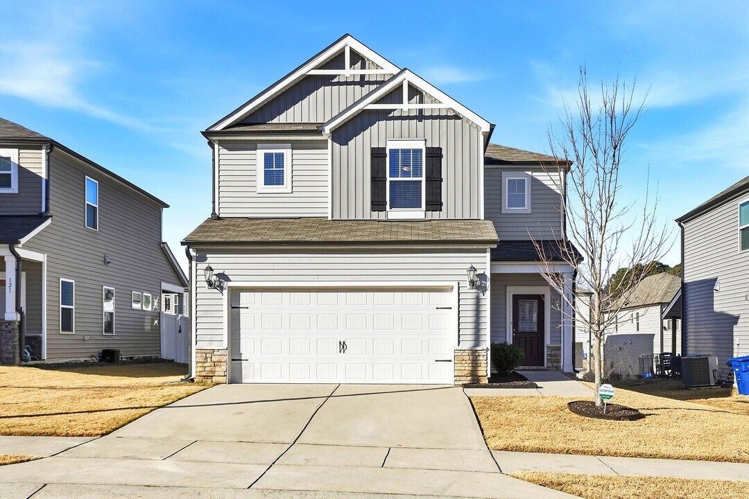 125 Wilbur Lake Dr in Fuquay Varina, NC - Building Photo