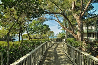 1608 Bayhouse Point Dr in Sarasota, FL - Foto de edificio - Building Photo