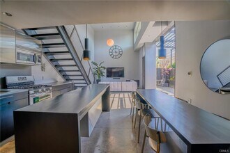 1011 N Orange Grove Ave, Unit 5 in West Hollywood, CA - Foto de edificio - Building Photo