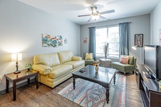 Palmetto Place in Chattanooga, TN - Building Photo - Interior Photo