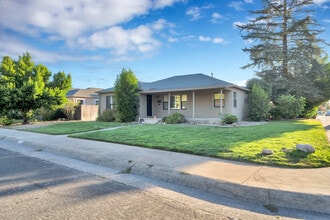 1301 S Lee Ave in Lodi, CA - Building Photo - Building Photo