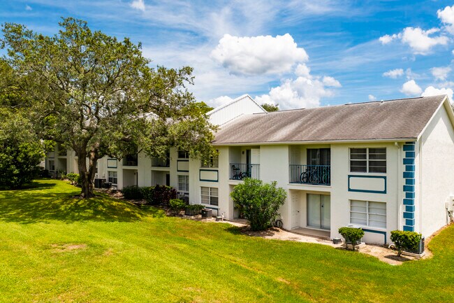 Bordeaux Village Condominiums in Tampa, FL - Building Photo - Building Photo