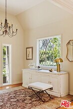 143 S Muirfield Rd in Los Angeles, CA - Building Photo - Building Photo
