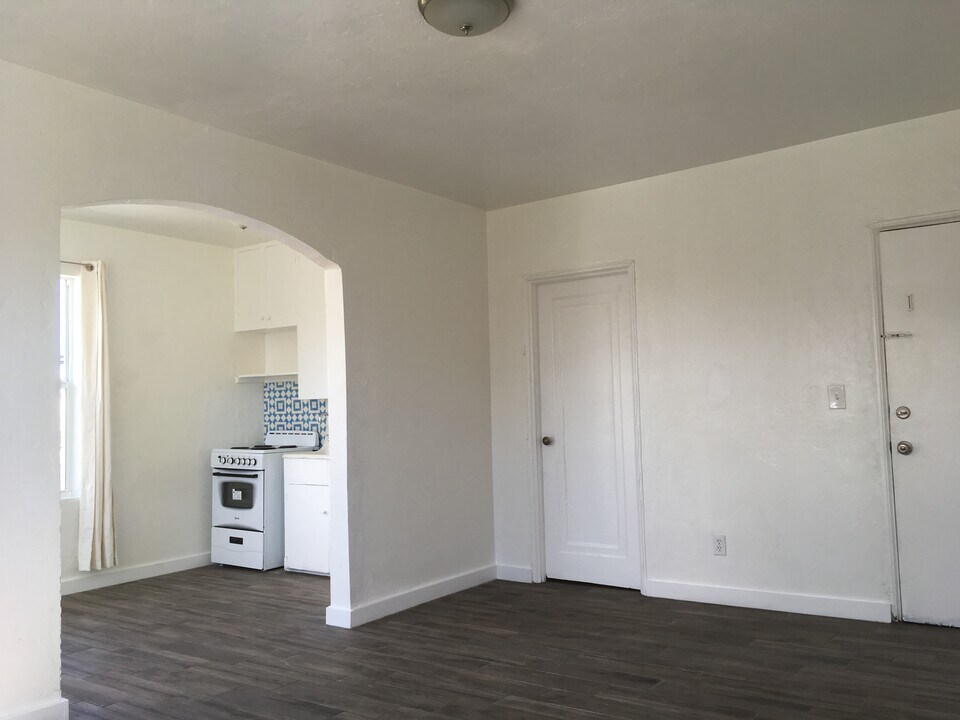 240 NW 8th Ave, Unit 1 in Miami, FL - Building Photo