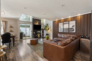 18175 Andrea Cir N, Unit Unit 3 in Northridge, CA - Building Photo