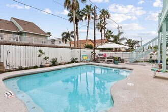 111 E Hibiscus St in South Padre Island, TX - Building Photo - Building Photo