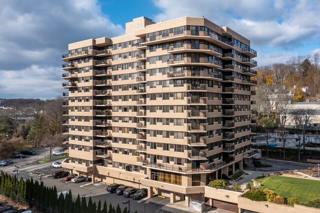 Westage Towers in White Plains, NY - Foto de edificio - Building Photo