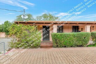 947 N Alvernon Way in Tucson, AZ - Building Photo