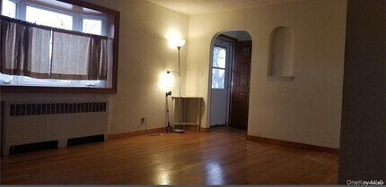 211 Brown St in Mineola, NY - Building Photo - Building Photo