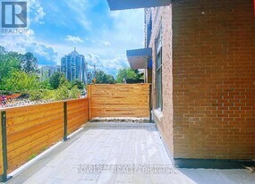 8 Beverley Glen Blvd in Vaughan, ON - Building Photo