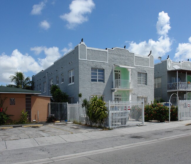 2379 SW 9th St in Miami, FL - Building Photo - Building Photo