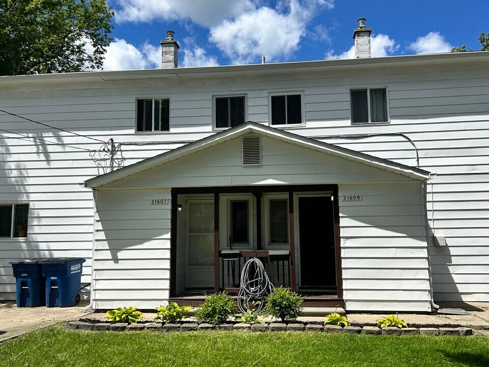 31607 Antrim Ct in Westland, MI - Building Photo