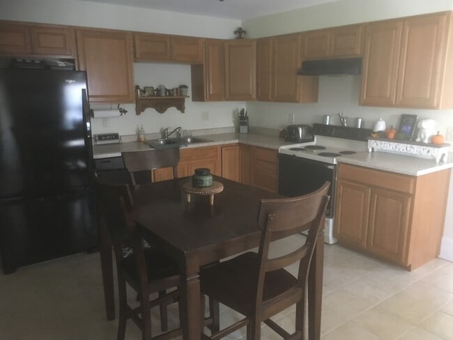 317 E Arch St, Unit #2 in Marquette, MI - Foto de edificio - Building Photo