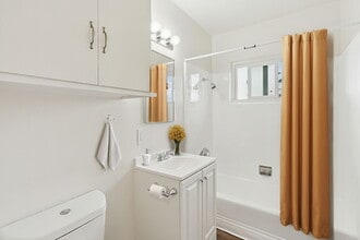 Crenshaw Manor in Inglewood, CA - Building Photo - Building Photo