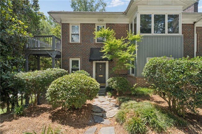 property at 11 Polo Dr NE