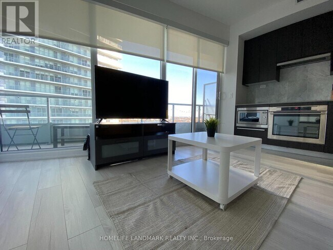 115 McMahon Dr in Toronto, ON - Building Photo - Building Photo