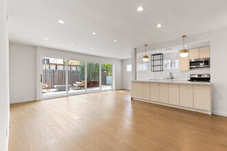 938 N Croft Ave, Unit 2 in Los Angeles, CA - Building Photo - Building Photo