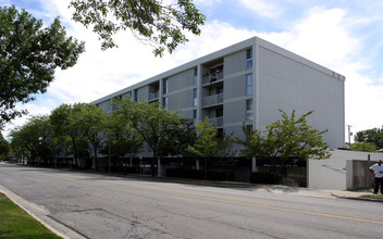 Sheridan House in Wilmette, IL - Building Photo - Building Photo