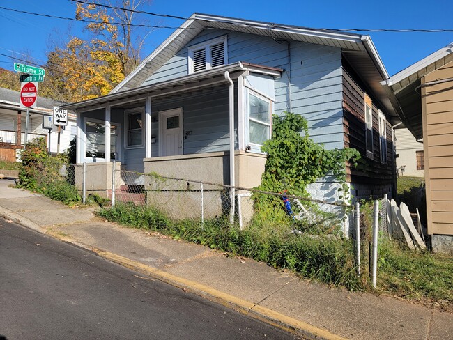 920 Hendrix Ave in Charleston, WV - Foto de edificio - Building Photo