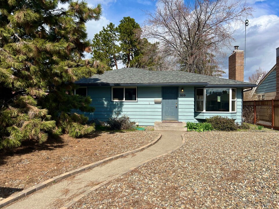 809 E Tacoma Ave in Ellensburg, WA - Building Photo
