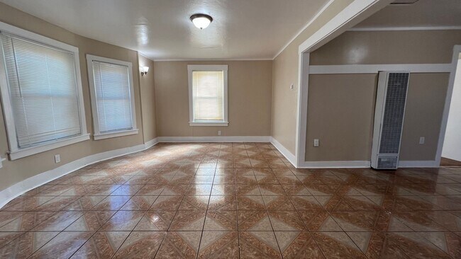 1335 102nd Ave-Unit -A in Oakland, CA - Building Photo - Building Photo