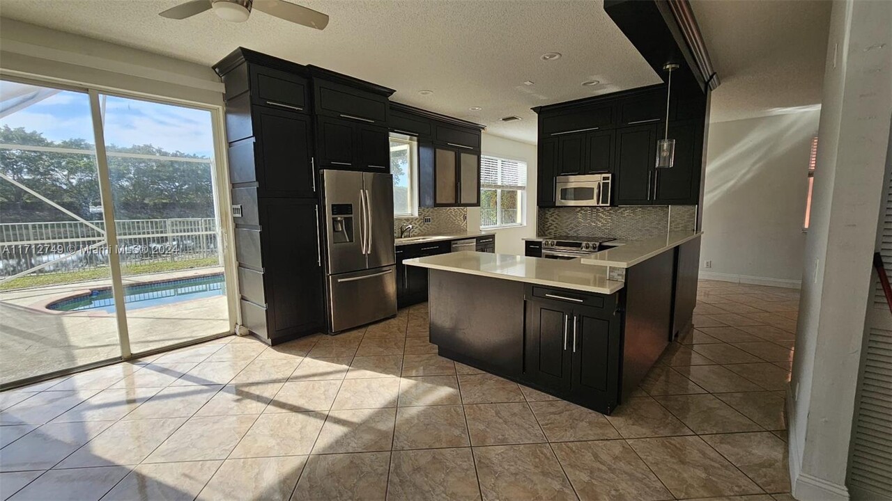 4467 Blossom Ln in Weston, FL - Building Photo