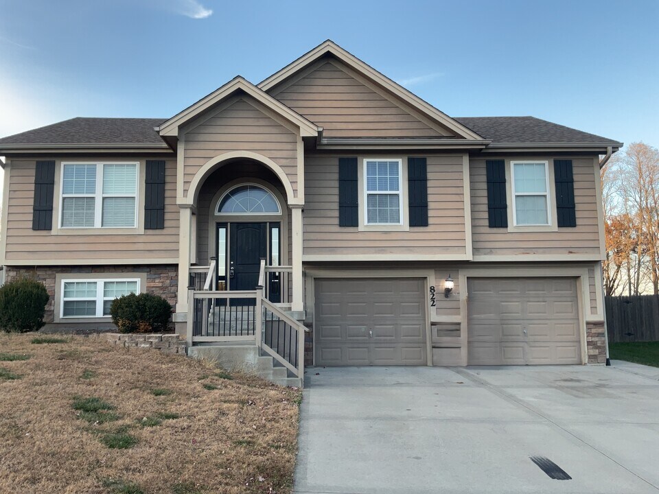 822 Susan St in Kearney, MO - Foto de edificio