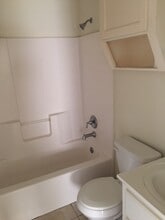 323 Rockport St, Unit B in Mission, TX - Foto de edificio - Building Photo