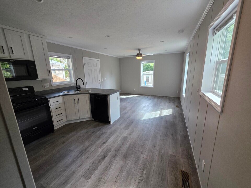 16 Thomas Ln in Chaska, MN - Building Photo