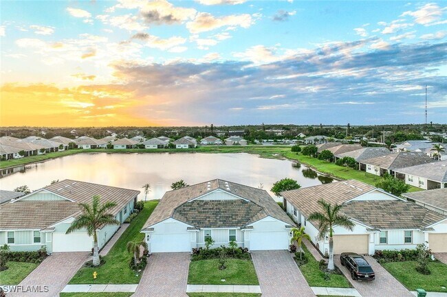 1249 Enbrook Lp in Naples, FL - Foto de edificio - Building Photo