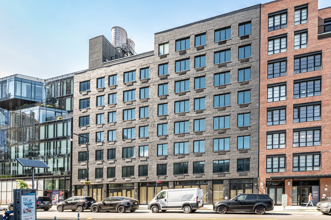 21-18 44th Dr in Long Island City, NY - Building Photo