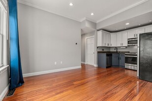 499 Sumner St, Unit 1-1 Apartamentos