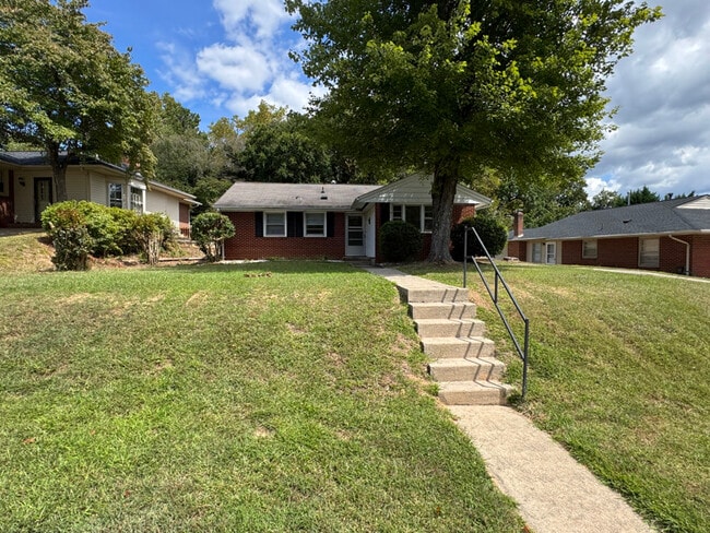 405 Hampton Dr in Danville, VA - Foto de edificio - Building Photo