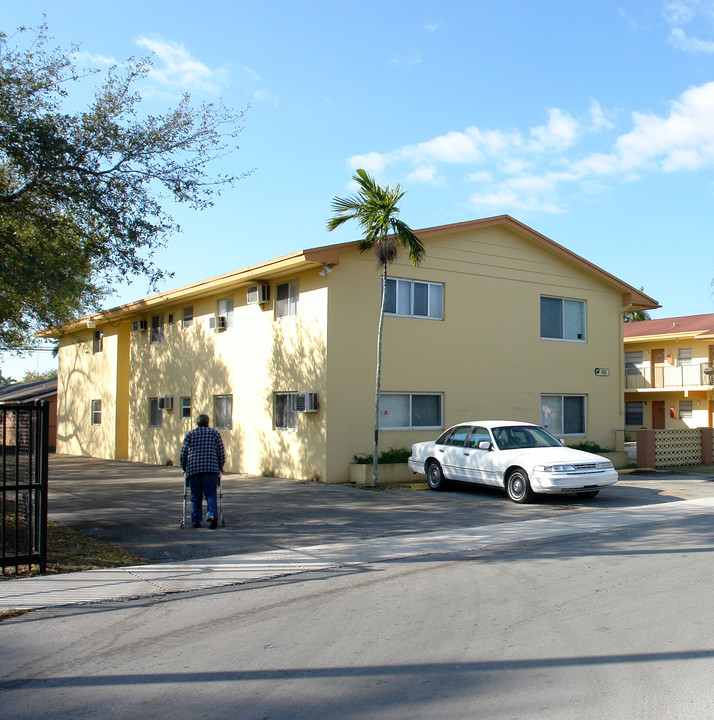 B & V Apartments in Homestead, FL - Building Photo